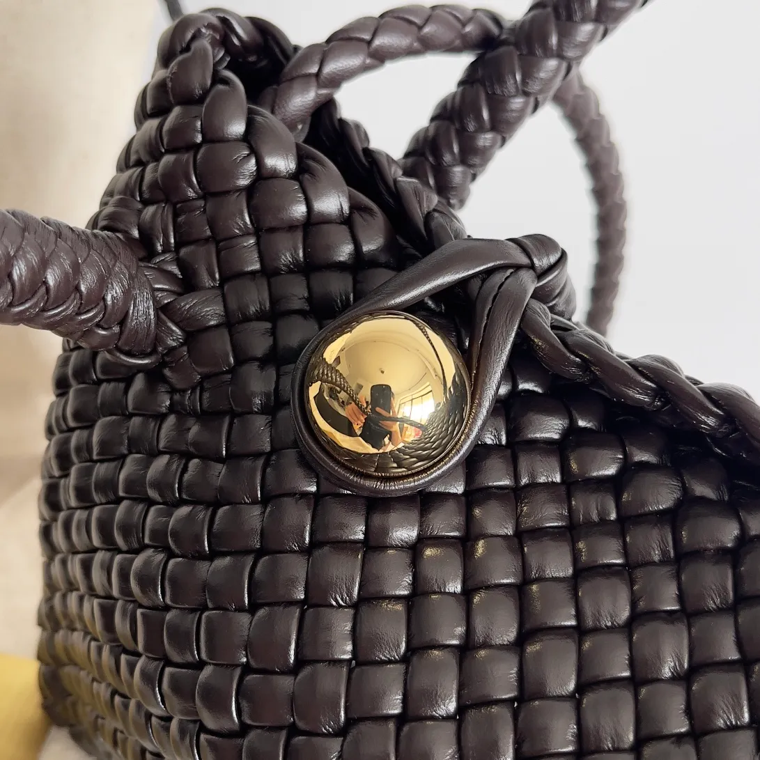 Batch 3760 BV collectible small woven handbags are really YYDS!! Bottega Veneta’s most classic small woven handbags are back! ! We use the highest quality leather with the highest craftsmanship❤️ to create the most expensive works. We have created the Intrecciato leather weaving process❤️ This unique traditional exclusive leather weaving method has not only become our logo but also reflects the time-consuming and labor-intensive craftsmanship of our products❤️ The new TOSCA handbag must be a selection worth collecting🆕 Style number: 776755 Size: 20*15.5*7cm